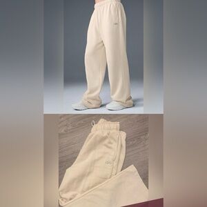 Accolade straight leg Alo color beige 
Size small.